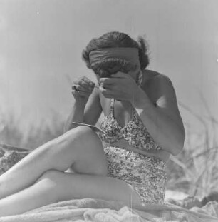 Elisabeth Gremmler schminkt sich am Strand