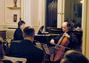 Soiree "Bertrand Roth und sein Dresdener-Musiksalon", die am 11. Januar 2004 in Roths schweizerischem Geburtsort Degersheim (Kanton St. Gallen) Premiere hatte; Stefan Eder (Pianist), Matthias Lorenz (Cellist)