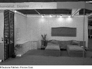 Ausstellungskoje des VEB Möbelkombinat Dessau mit Liegenpaar mit Ablage