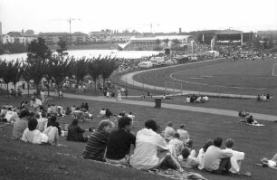 Freiburg: Seepark, Open Air Classic Konzert, Blick vom Aussichtsberg, mit Publikum
