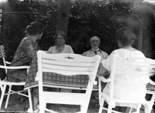 Wernigerode. Wohnhaus der Familie Knochenhauer. Sitzecke im Garten mit Familienangehörigen (3. v. l.: Bruno Knochenhauer)