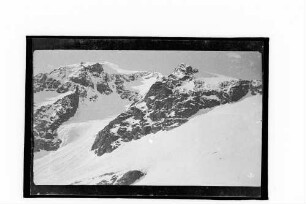 Exkursion ins Berner Oberland: Blick von einem Hang auf ein Bergmassiv