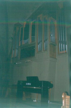 Orgel von Mecklenburger Orgelbau/Wolfgang Nußbücker (1980 nach Vorbild der Vorgängerorgel von Friedrich Friese , 1879). Plau am See, Stadtkirche St. Marien. Ansicht mit Klavier der Firma KAWAI