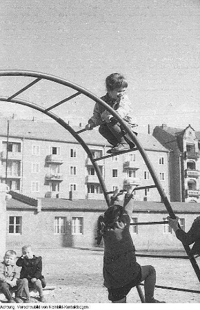 Dresden, Nationales Aufbauwerk (NAW), Arbeitseinsatz an der Wallstraße, Kinderkrippe Striesen, Wohnungsbau, Offenstall in Hellerau, Spielplatz in Striesen, NAW in Waltersdorf (Sächsische Schweiz), Aufbausonntag mit einer Kapelle der Nationalen Volksarmee der DDR (NVA), u.a., Mai 1959 - April 1960