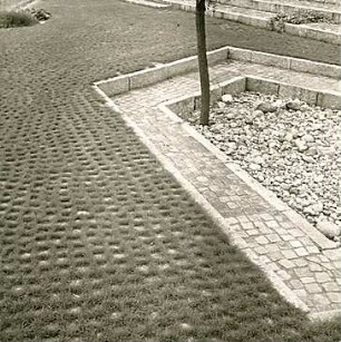 Hansjakob, Gottfried; München - Englschalking, Englschalkingerst. / Elektrastr.; Wohnanlage Cosimapark und Wohnanlage an der Englschalkinger-/ Elektrastraße - Cosimapark, Grünanlage, Einfriedung (Detail)