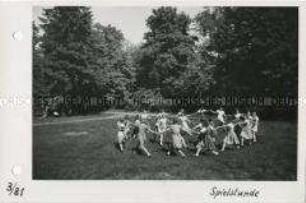 Schülerinnen der Mädchenschule Schnellerstraße in Berlin- Niederschönhausen im Park Niederschönhausen