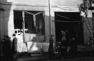 Bukarest: Calea Vacaresti: Ausgebrannter Laden, unkenntlich
