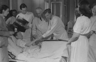 Aufnahmen aus der Charité in Berlin : Professor Theodor Brugsch (4. von links) und Studenten bei der Visite