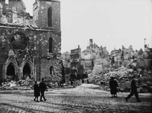 Szene aus dem Amateurfilm "Dresden nach dem 13. Februar": Kriegszerstörte Sophienkirche mit Blick in die Ruinen der Großen Brüderstraße