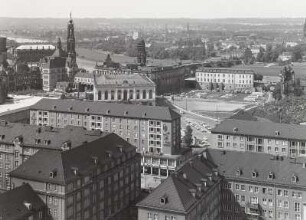 Dresden. Blick vom Rathausturm nach Norden über die Baublöcke an der Ernst-Thälmann-Straße zu Schloß und Neumarkt