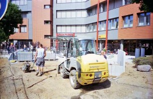 Sparkasse Holstein: Hauptstelle in der Hagenstraße: Baustelle für Pflasterarbeiten vor dem Eingang