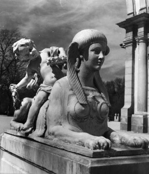Sphinx mit Putto