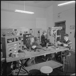 AG Elektrotechnik im Pionierhaus "German Titow", 1968. SW-Foto © Kurt Schwarz.