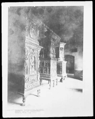 Saal mit Kachelöfen