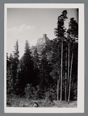 Schlesien. Riesengebirge. Ruine der Mitte des 14. Jh. errichteten Burg Kynast oberhalb des Dorfes Hermsdorf