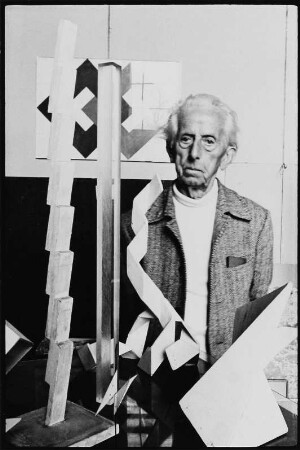 Der Maler Herman Glöckner in seinem Atelier