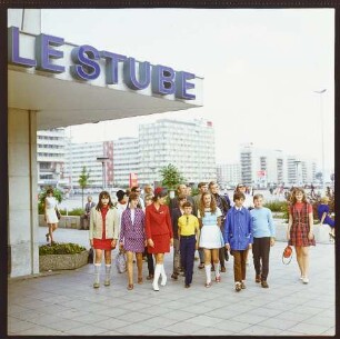 Stadtführung, Bild 2. Farbfoto, 1970er Jahre © Kurt Schwarz.