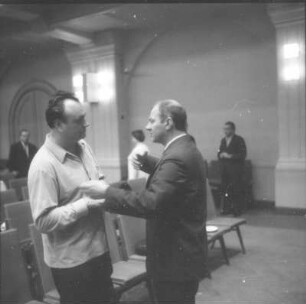 Gewandhauskapellmeister Kurt Masur bei der Probe mit dem Gewandhausorchester. Leipzig, Kongreßhalle, 02.09.1970