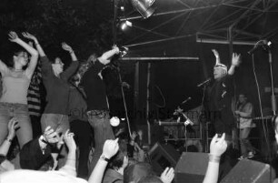 Stadtfest: Hagener Allee, Bühne: Popsänger "Harpo" Jan Svensson bei Gesangsauftritt: Publikum zeigt Begeisterung: 12. Juni 1999