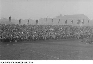 Blick auf die Zuschauertribüne während der Abschlußkundgebung auf der Festwiese des Leipziger Sportforums