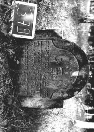 Grabstein 379 (Index: 99895803) Material: Sandstein Zustand: gut, beginnt zu versinken Maße HxBxT: 63x57x10 cm Beschreibung: Stele mit eingezogenem Rundbogenabschluss: Grabstein 379