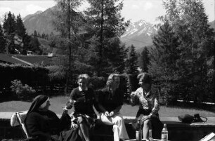 Oberstdorf: Im Park der Villa; Spitzli, Irmgard, Irene und Frau ?