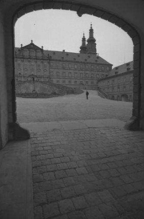 Banz: durch Toreinfahrt in Schlosshof