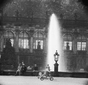Dresden-Altstadt. Zwinger (1709-1728; M. D. Pöppelmann, B. Permoser). Zwingerhof. Langgalerie und Brunnen