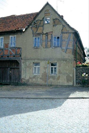 Giebelseite eines sanierungsbedürftigen Hauses