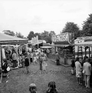 Volks- und Schützenfest: Schützenverein Sprenge und Umgebung e.V.: Festplatz mit Buden und Besuchern