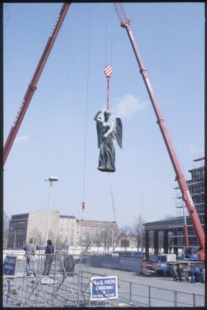 Abbau der Quadriga vom Brandenburger Tor, Umsetzen der Victoria per Kran