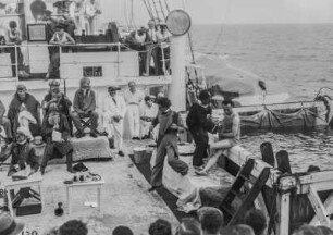 Äquatortaufe : Die Passagiere bei der Äquatortaufe auf Deck des Dampfschiffes Usambara