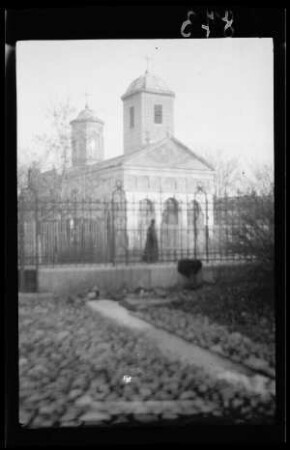 Kirche in romanischem Stil mit 2 Türmen