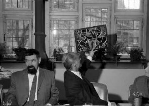 Freiburg: Rathaus; Oberbürgermeister betrachtet Gastgeschenk (Glasfenster)