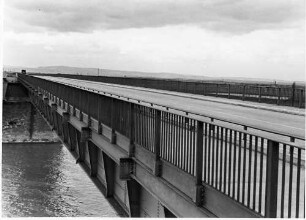 Rheinbrücke Frankenthal (Theodor-Heuss-Brücke), km 565,185 - 566,014 Stahlüberbau der Fahrbahn Mannheim - Saarbrücken fertiggestellt Baubeginn: Oktober 1938, Einsturz der Stahlbrücke: 12.12.1940, Einstellung der Arbeiten: Ende 1941,Weiterbau: April 1949, Verkehrsübergabe Fahrbahn Mannheim - Saarbrücken: 9.9.1950, Bau der Fahrbahn Saarbrücken - Mannheim: August 1960 -September 1963. Endgültige Fertigstellung: 12.6.1964.