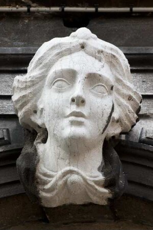 Köpfe als Scheitelsteine — Weiblicher Kopf als Scheitelstein
