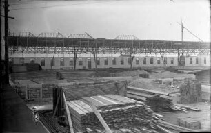 Radebeul-Kötzschenbroda, Fabrikstraße 27 (?). Elektroarmaturenwerk JWH. Neubau einer Werkhalle. Ansicht über die Baustelle
