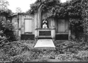 Wandgrabmal der Familie Wilhelm Ferdinand Hübel : Wandgrabmal der Familie Wilhelm Ferdinand Hübel. Sandstein, Gabbroplatten. nach 1871. Dresden-Johannstadt, Trinitatisfriedhof