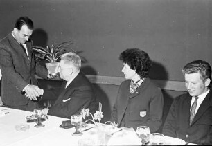 Freiburg: Regierungspräsidium; Empfang der erfolgreichen Skiläufer des Schwarzwaldes; Dr. F. Stober (Schwarzwald Skiverband) zeichnet Regierungspräsident mit Silberner Ehrennadel des Skiverbandes aus