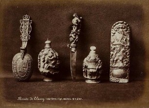 Musée de Cluny. Tabatières, râpe, couteau et cuiller.