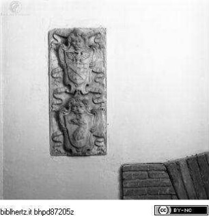 Tafel mit Wappen zweier Amtsträger