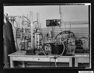 Nicht näher bezeichnete Anlage auf einem Tisch, Foto 1961