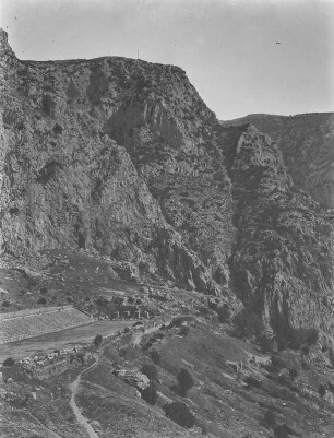In Delphi : Blick auf ein Amphitheater in Delphi