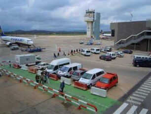 Airport Girona - Tower und Ryanair-Flugzeug : Passagiere verlassen eine gelandete Ryanair-Boeing 737, rechts der Tower. Aufgenommen am 18. April 2012 auf dem Gelände des Airports Girona Costa Brava