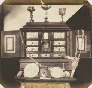 Schmuckschränkchen aus Ebenholz und Silber mit Gerät und Schmuck-Gegenständen, deutsche Arbeit, Ende des 16. Jahrhunderts