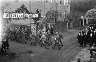 Roßwein, Goldbornstraße. Maiumzug der Roßweiner Metallwarenfabrik Carl Bauch. SA-Sturm-Trupp