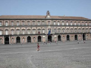 Neapel - Palazzo Reale : Palazzo Reale. Aufgenommen in Neapel am 24. Juli 2004
