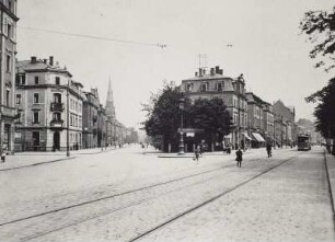 Dresden-Löbtau. Kesselsdorfer Straße. Blick in die Wernerstraße nach Nordost gegen den Turm der Friedenskirche