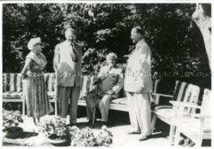 Walter Ulbricht und Otto Grotewohl besuchen Wilhelm Pieck im Garten seines Hauses