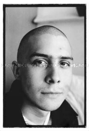 Porträt eines jungen Mannes mit kahlrasierten Schädel (Prämiertes Foto Altersgruppe 18-21)